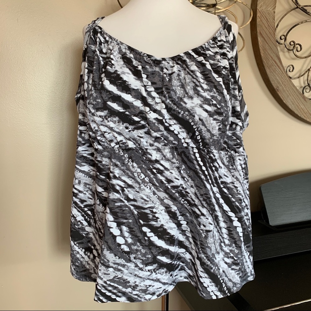 NWT Women’s Size 34 Plus Size Tankini Swimsuit Top in Black and White